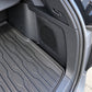 Aanzicht bij subwoofer van TPE-kofferbakmat met verhoogde zijranden die de kofferbakvloer beschermen tegen vuil, vocht en beschadigingen.