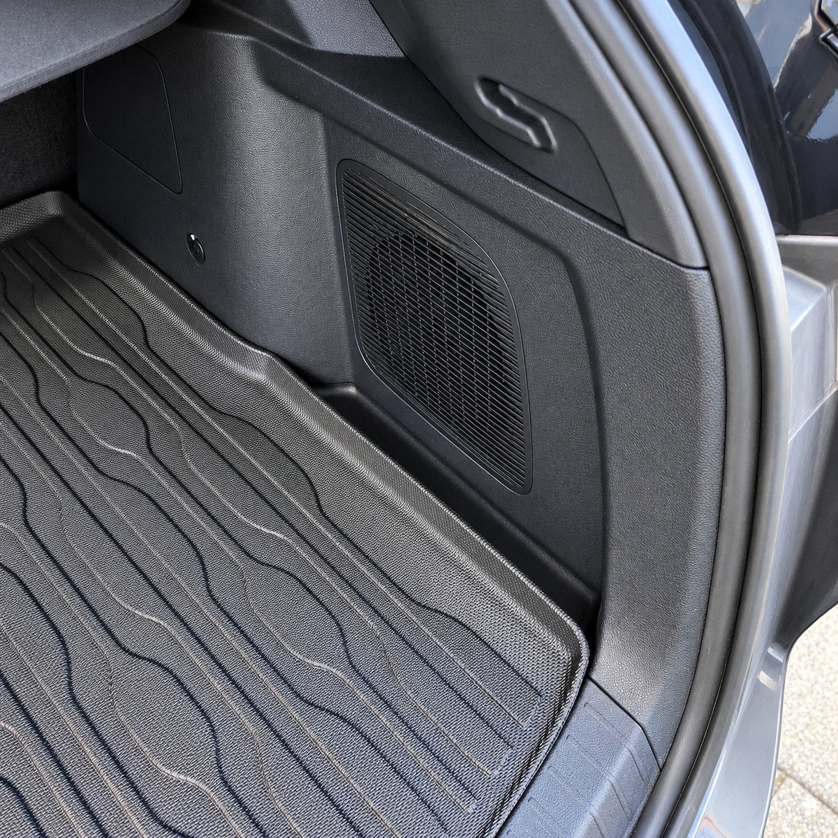 Aanzicht bij subwoofer van TPE-kofferbakmat met verhoogde zijranden die de kofferbakvloer beschermen tegen vuil, vocht en beschadigingen.